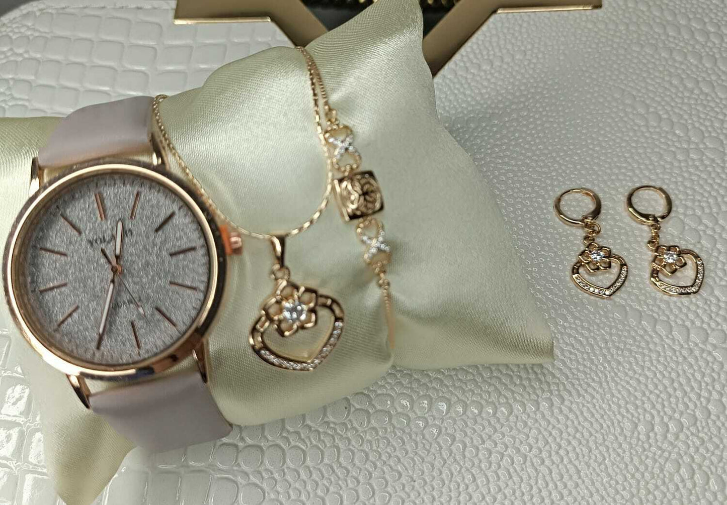 RELOJ DE DIAMANTE CON CORREA CUERO PU + COLLAR EN FORMA DE CORAZÓN DE ACERO INOXIDABLE BAÑADO EN ORO) + ARETES EN FLOR EN FORMA DE CORAZÓN Y PULSERA DE REGALO